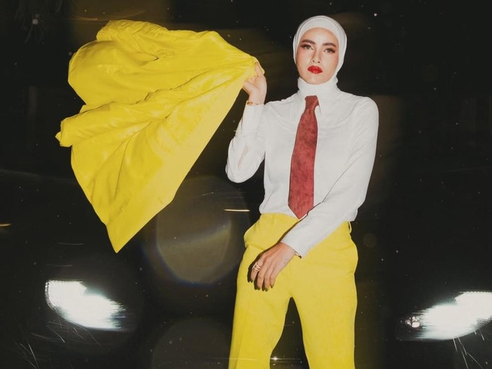 Inspirasi gaya hijab dan setelan blazer ala Olla Ramlan.