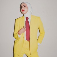 Wanita kelahiran 15 Februari 1980 ini membentuk rapi hijab pashmina yang diikat ke belakang. Ia juga menambahkan dasi warna merah sebagai aksesori. Foto: Dok. Instagram @ollaramlan.