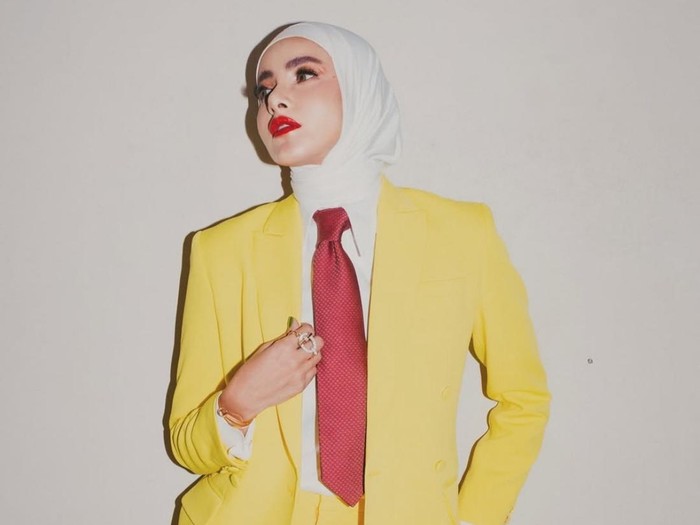 Inspirasi gaya hijab dan setelan blazer ala Olla Ramlan.