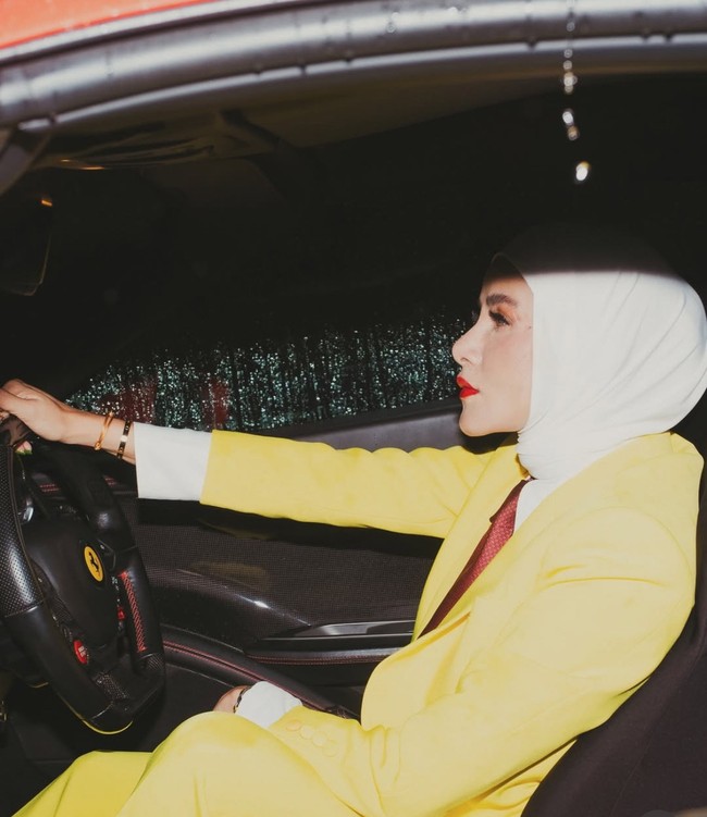 Olla mengawali karier sebagai finalis ajang pemilihan Cover Girl Mode pada tahun 1997. Penampilan nyentriknya tersebut untuk kebutuhan syuting video klip singlenya yang berjudul Bahaya. Foto: Dok. Instagram @ollaramlan.