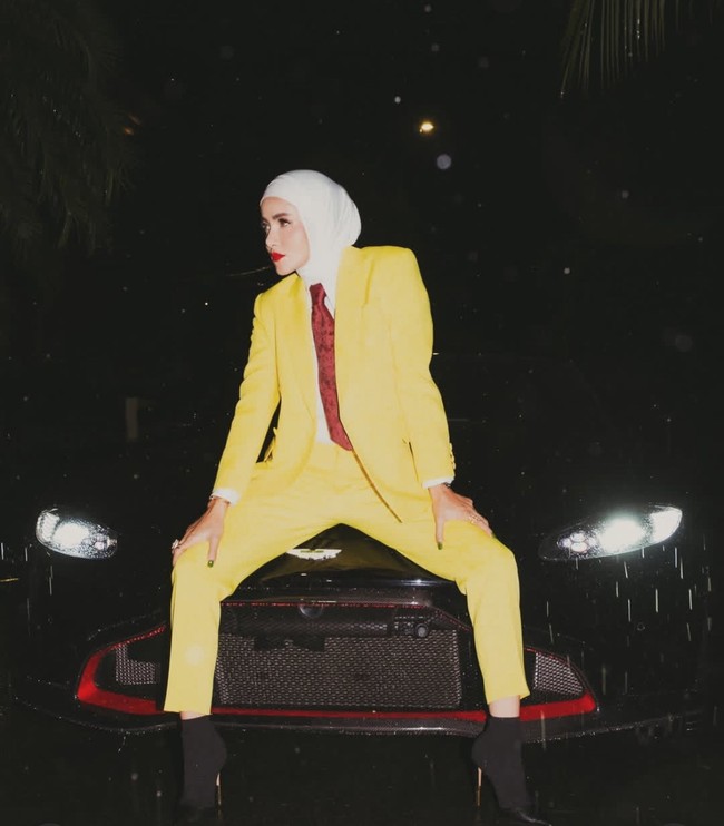 Seperti gaya nyentrik Olla Ramlan kali ini, ia membagikan foto OOTD di akun Instagramnya dengan mengenakan hijab pashmina putih dan setelan blazer warna kuning. Foto: Dok. Instagram @ollaramlan.