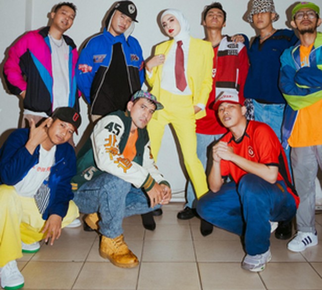 Biasanya hijabers menghindari warna kuning dan putih, karena warnanya yang cerah. Namun Olla Ramlan membuktikan bisa tampil stylish menggabungkan warna kuning dan putih. Unggahan foto OOTDnya langsung mendapatkan banjir pujian dari warganet. Menyala mami olla🔥🔥🔥, ujar akun @tian_aldente. Keren dan cantikkkk, puji akun @wijuliana82.Foto: Dok. Instagram @ollaramlan.