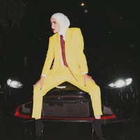 Seperti gaya nyentrik Olla Ramlan kali ini, ia membagikan foto OOTD di akun Instagramnya dengan mengenakan hijab pashmina putih dan setelan blazer warna kuning. Foto: Dok. Instagram @ollaramlan.