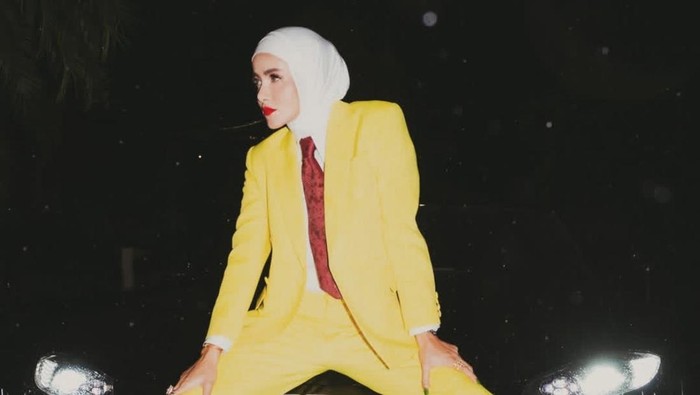 Inspirasi gaya hijab dan setelan blazer ala Olla Ramlan.