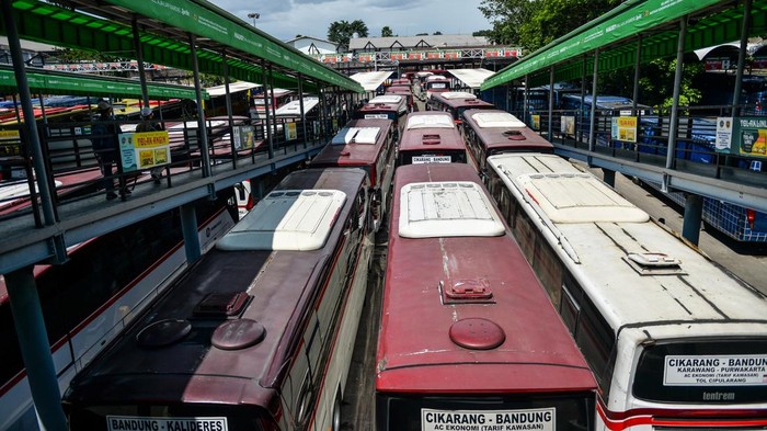 Bus dengan berbagai tujuan menunggu keberangkatan di Terminal Leuwipanjang, Bandung, Jawa Barat, Rabu (11/12/2024). Untuk mendukung kesiapan angkutan Natal dan Tahun Baru 2025, Terminal Leuwipanjang melalui BPTD Kelas 2 Jabar Kementerian Perhubungan menyiapkan 400 hingga 500 armada bus antarkota antarprovinsi (AKAP) ke arah Indonesia bagian barat. 
Antara Foto/Raisan Al Farisi