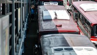 Buruh panggul membawa barang penumpang menuju ke dalam bus di Terminal Leuwipanjang, Bandung, Jawa Barat. Untuk menunjang pelayanan selama libur Natal dan tahun baru, Terminal Leuwipanjang, Bandung pun bekerja sama dengan beberapa instansi.