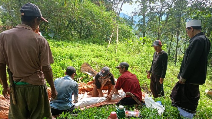Jenazah masih utuh walau sudah bertahun-tahun dimakamkan di Pagelaran, Cianjur