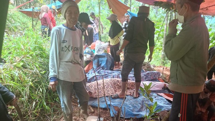 Jenazah masih utuh walau sudah bertahun-tahun dimakamkan di Pagelaran, Cianjur