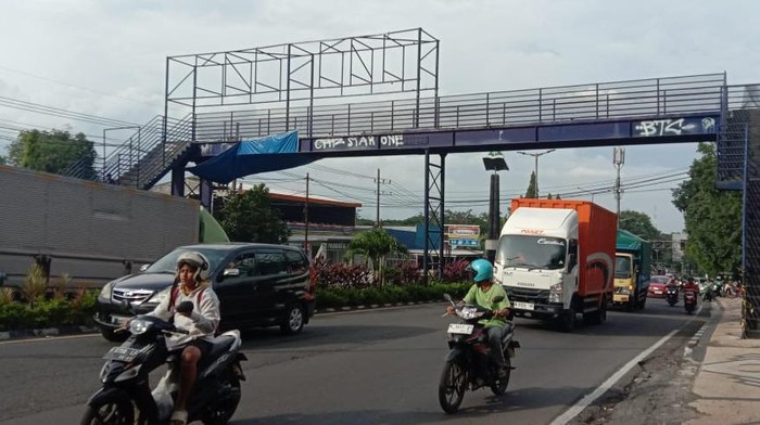 JPO di Jalan Jenderal Ahmad Yani Utara, Kota Malang yang bakal dibongkar.