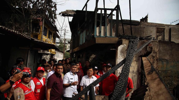 Ketua Umum PMI, Jusuf Kalla meninjau lokasi pengungsian korban kebakaran di Jalan Kebon Kosong, Kemayoran, Jakarta Pusat, Rabu (11/12).