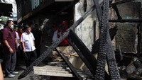 Jusuf Kalla tengah berbincang dengan beberapa warga yang ada di lokasi kebakaran.
