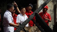 Sebanyak 200 rumah semi permanen ludes, 600 KK dan 1800 jiwa harus mengungsi akibat peristiwa tersebut.