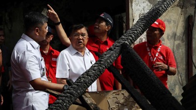 Momen JK Tinjau Lokasi Kebakaran Kemayoran