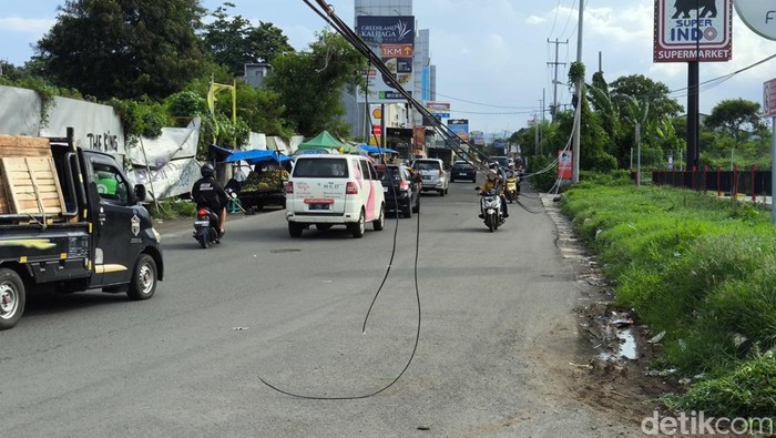 Kabel menjuntai di Jalan Ciremai Raya Kota Cirebon.