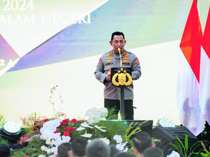 Kapolri Jenderal Listyo Sigit Prabowo memberi sambutan di Apel Kasatwil Polri 2024, Akpol, Semarang, Jateng, Rabu (11/12/2024).