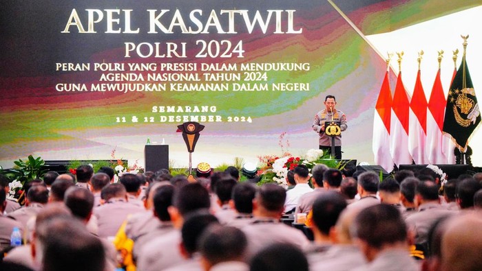 Kapolri Jenderal Listyo Sigit Prabowo memberi sambutan di Apel Kasatwil Polri 2024, Akpol, Semarang, Jateng, Rabu (11/12/2024).