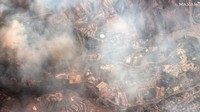Sebanyak 300 petugas pemadam tambahan akan bergabung dengan 700 petugas yang sudah berusaha memadamkan api di kawasan ini. Foto: via REUTERS/Maxar Technologies