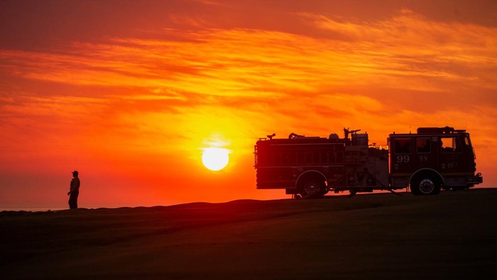 Kebakaran hutan Franklin Fire meluas cepat di Malibu, California, memaksa ribuan warga mengungsi. Api mengancam rumah, listrik terputus, dan jalan ditutup.