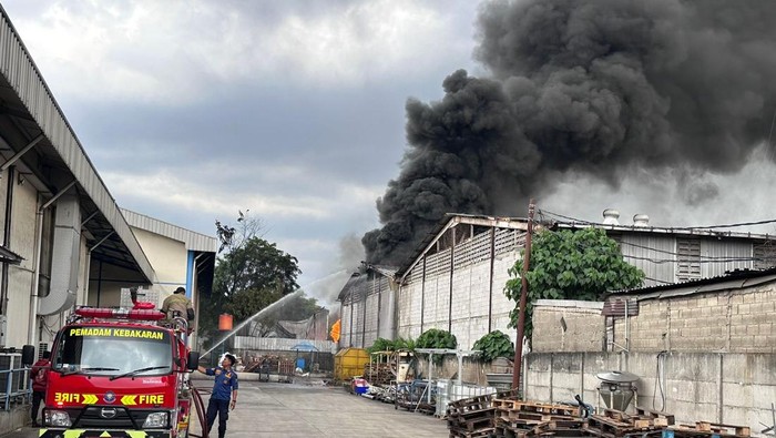 Kebakaran melanda sebuah pabrik di Cikupa, Kabupaten Tangerang.