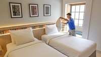 Petugas merapikan kamar Hotel Montana di Kawasan Ekonomi Khusus (KEK) Mandalika, Kuta, Praya, Lombok Tengah, NTB. 
