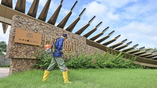 Petugas merapikan kamar Hotel Montana di Kawasan Ekonomi Khusus (KEK) Mandalika, Kuta, Praya, Lombok Tengah, NTB, Rabu (11/12/2024). Menurut data Dewan Nasional KEK mencatat jumlah penyerapan tenaga kerja lokal di KEK Mandalika hingga September 2024 mencapai 13.391 orang.ANTARA FOTO/Ahmad Subaidi/rwa.