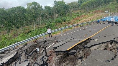 Ruas Jalan di Kelok 9 JLS Malang Longsor Imbas Hujan Intensitas Tinggi