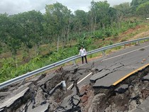 Ruas Jalan di Kelok 9 JLS Malang Longsor Imbas Hujan Intensitas Tinggi