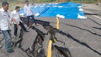 Kondisi tanah yang labil dan pondasi jalan yang kurang sempurna ditambah curah hujan tinggi memuat jalan longsor (Foto: Istimewa)