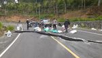 Ruas Jalan di Kelok 9 JLS Malang Longsor Imbas Hujan Intensitas Tinggi