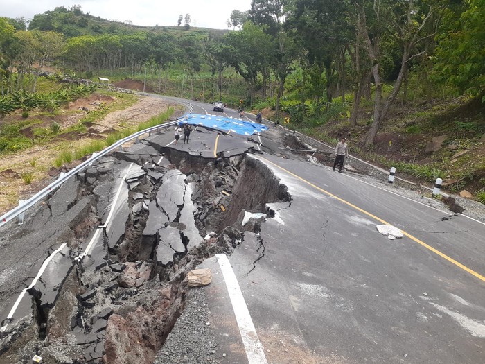 Kelok 9 JLS Donomulyo Malang longsor
