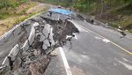 Ruas Jalan di Kelok 9 JLS Malang Longsor Imbas Hujan Intensitas Tinggi