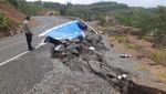 Ruas Jalan di Kelok 9 JLS Malang Longsor Imbas Hujan Intensitas Tinggi
