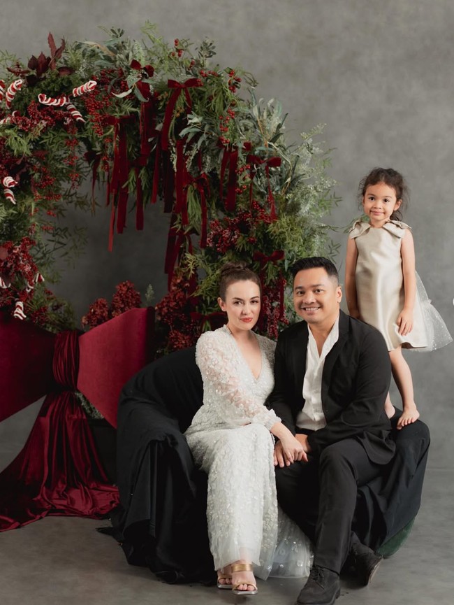 Rianti tampil cantik mengenakan dress panjang berwarna putih berbelahan dada cukup rendah. Penampilannya juga tampak simpel dengan tatanan rambut high bun dan riasan natural glow. Sementara suaminya, Cassanova Alfonso, terlihat mengenakan kemeja putih dipadukan dengan setelan jas hitam. Foto: Instagram/@riantic