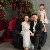 Rianti tampil cantik mengenakan dress panjang berwarna putih berbelahan dada cukup rendah. Penampilannya juga tampak simpel dengan tatanan rambut high bun dan riasan natural glow. Sementara suaminya, Cassanova Alfonso, terlihat mengenakan kemeja putih dipadukan dengan setelan jas hitam. Foto: Instagram/@riantic