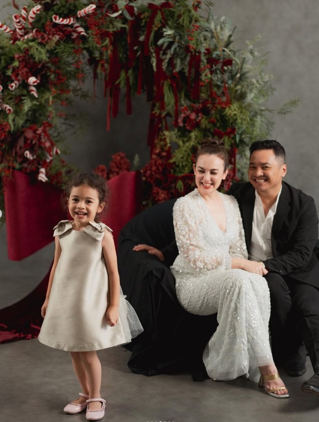 Yang tak kalah mencuri atensi ialah putri semata wayang Rianti, Cara Rose Kanaya Nainggollan. Tampill mengenakan dress selutut berwarna coklat, Cara terlihat cantik dan menggemaskan. Foto: Instagram/@riantic