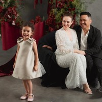 Yang tak kalah mencuri atensi ialah putri semata wayang Rianti, Cara Rose Kanaya Nainggollan. Tampill mengenakan dress selutut berwarna coklat, Cara terlihat cantik dan menggemaskan. Foto: Instagram/@riantic