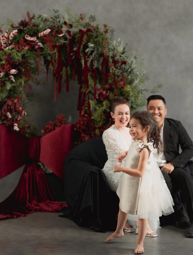 Putri Rianti itu juga tampak aktif berjoget dan bertingkah lucu hingga membuat orang sekitarnya ikut tertawa. Foto: Instagram/@riantic