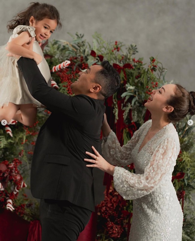 Lahir pada 25 Juli 2020, saat ini Cara berusia 4 tahun. Terlihat Cara memiliki paras blasteran dari orangtuanya. Cara mewarisi darah Wales dan Sunda dari Rianti. Foto: Instagram/@riantic