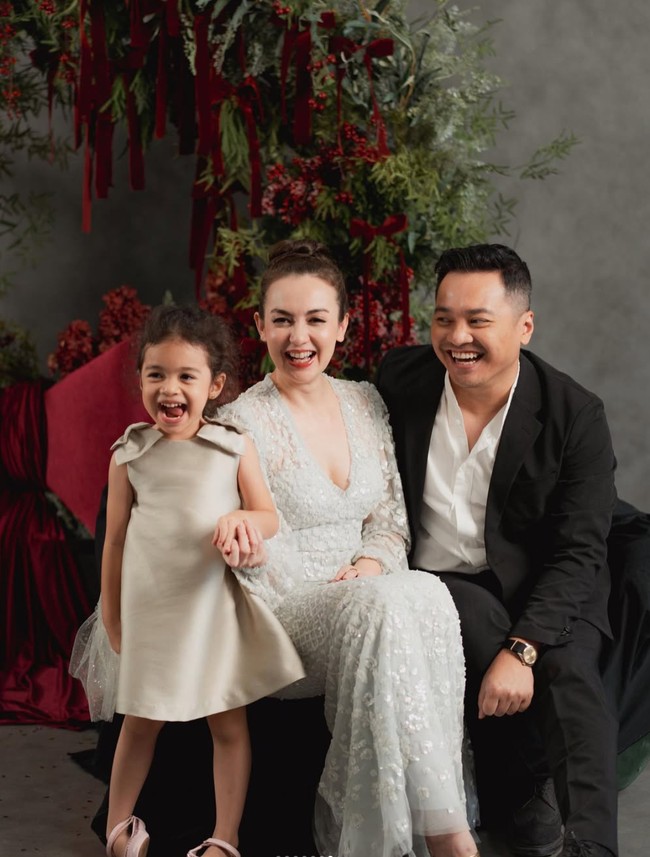 Dalam keterangan unggahannya Rianti mengungkapkan jika hasil foto pemotretan tersebut akan dibuat menjadi kartu Natal. Nainggolan’s 2024 Christmas Card. May your homes be filled with peace and love this season, tulis wanita 41 tahun itu. Foto: Instagram/@riantic