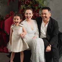 Dalam keterangan unggahannya Rianti mengungkapkan jika hasil foto pemotretan tersebut akan dibuat menjadi kartu Natal. Nainggolan’s 2024 Christmas Card. May your homes be filled with peace and love this season, tulis wanita 41 tahun itu. Foto: Instagram/@riantic