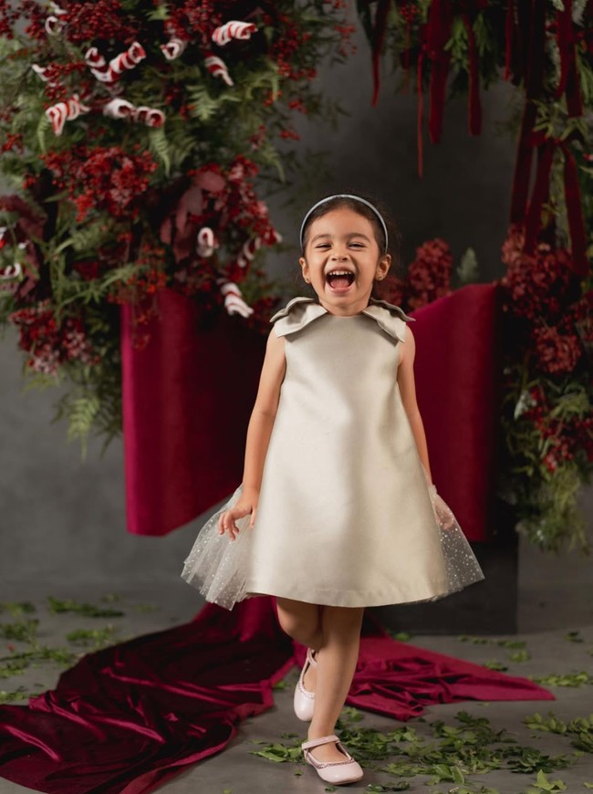 Dekorasi di pemotretannya itu juga tampak begitu kental nuansa natal dengan dominasi warna merah dan hijau. Terlihat Cara yang juga begitu senang menjalani pemotretan bersama kedua orangtuanya. Foto: Instagram/@riantic