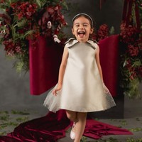 Dekorasi di pemotretannya itu juga tampak begitu kental nuansa natal dengan dominasi warna merah dan hijau. Terlihat Cara yang juga begitu senang menjalani pemotretan bersama kedua orangtuanya. Foto: Instagram/@riantic