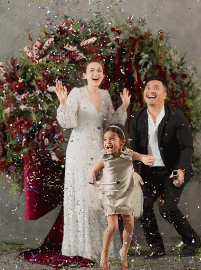 Artis cantik Rianti Cartwright bersama keluarga kecilnya tampak sudah menjalani pemotretan Natal. Penuh tawa canda, Rianti bersama suami dan anaknya tampak begitu bahagia. Foto: Instagram/@riantic