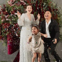 Artis cantik Rianti Cartwright bersama keluarga kecilnya tampak sudah menjalani pemotretan Natal. Penuh tawa canda, Rianti bersama suami dan anaknya tampak begitu bahagia. Foto: Instagram/@riantic