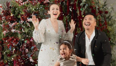 7 Pemotretan Natal Rianti Cartwright, Penuh Canda Tawa Bareng Suami & Anak