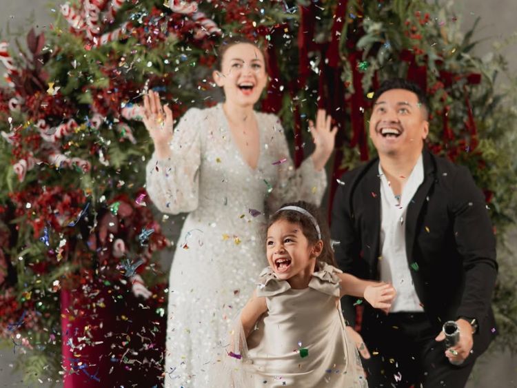 7 Pemotretan Natal Rianti Cartwright, Penuh Canda Tawa Bareng Suami & Anak