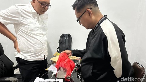 Kepala Bidang Sekolah Menengah Kejuruan (SMK) Ahmad Muslim (jaket hitam) saat diamankan polisi seusai terjaring OTT di kantornya, Rabu sore (11/12/2024).