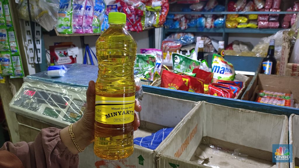 Ketersediaan Minyakita di Pasar Rumput dan Pasar Tebet Timur, Jakarta Selatan menipis karena harga tembus Rp18.000/liter, Rabu (11/12/2024). (CNBC Indonesia/Martyasari Rizky)