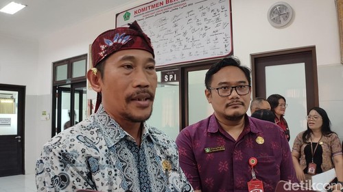Ketua Komisi I DPRD Tabanan I Gusti Nyoman Omardani didampingi Direktur RSUD Singasana I Wayan Doddy Setiawan saat ditemui di RSUD Singasana, Rabu (11/12/2024).