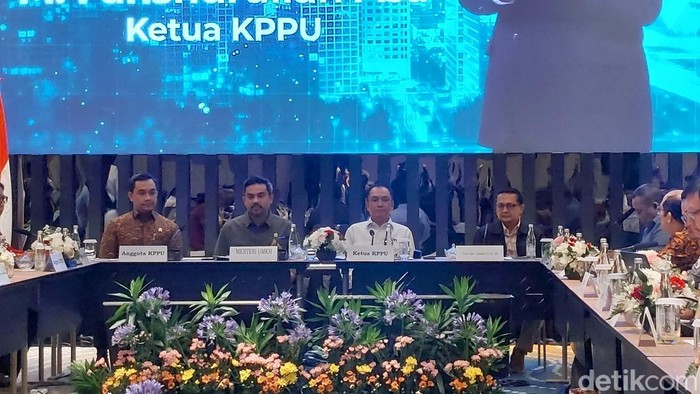 Ketua KPPU M Fanshurullah Asa dan Menteri UMKM Maman Abdurahman